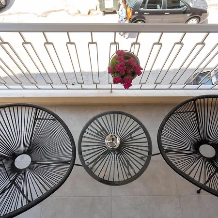 Apartment Retro-modern Echoes Athens